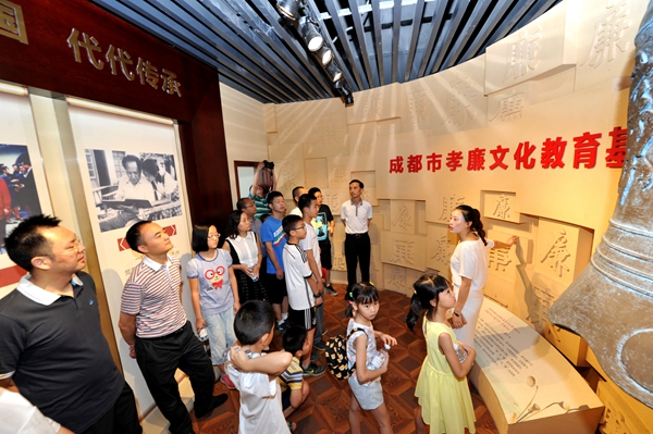 大邑“父亲节”孩子送“洁礼”弘扬好家风